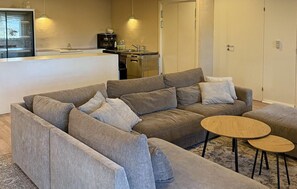 Fernseher, Tischfußball, Tischtennisplatte