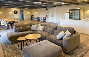 Fernseher, Tischfußball, Tischtennisplatte