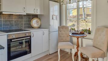 Frigorífico, lavavajillas y cafetera o tetera