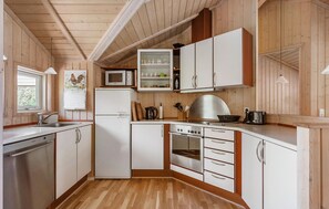 Kjøleskap, kokeplater, oppvaskmaskin og kaffetrakter/tekoker