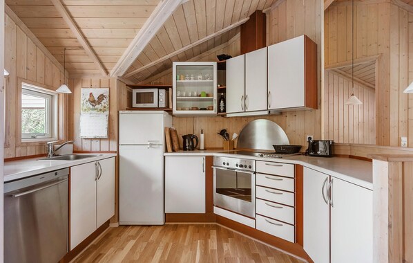 Refrigerador, parrilla de estufa, lavavajillas y cafetera y tetera 