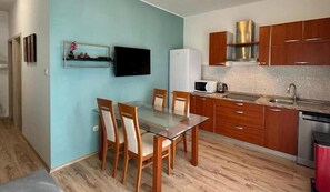 Fridge, oven, coffee/tea maker