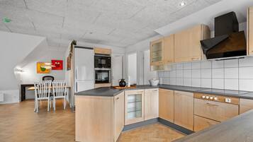 Køleskab, kogeplade, opvaskemaskine, kaffe-/temaskine