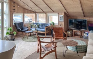 Smart TV, fireplace - Cozy home in Dronningmølle with WiFi (Dronningmølle)