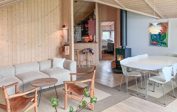 Dining - Cozy home in Dronningmølle with WiFi (Dronningmølle)