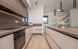 Kühlschrank, Ofen, Geschirrspüler, Wasserkocher mit Kaffee-/Teezubehör