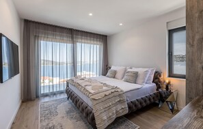 3 bedrooms, iron/ironing board, travel crib, free WiFi