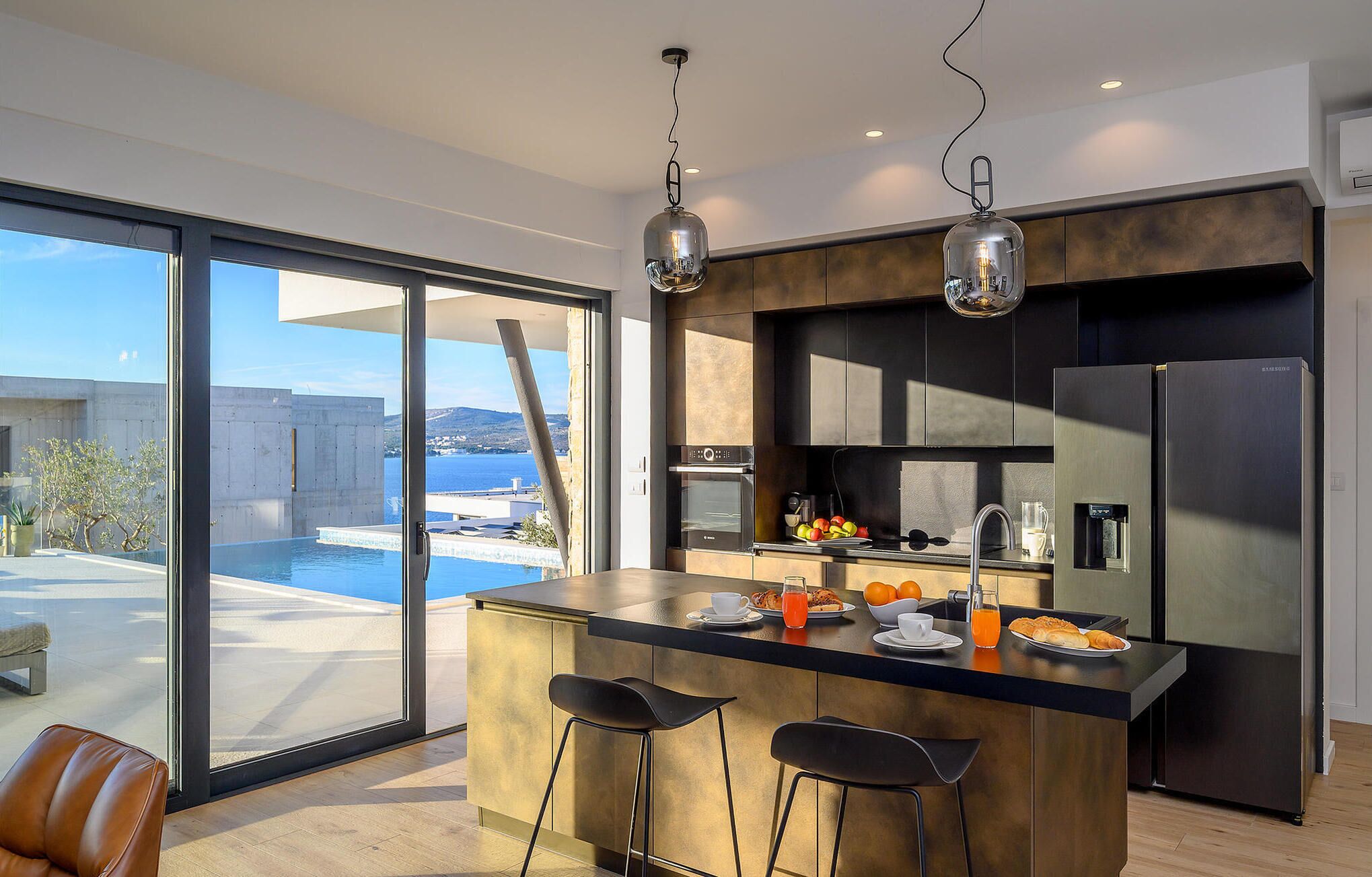 Fridge, oven, stovetop, dishwasher