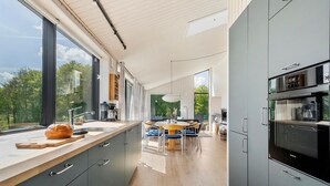 A modern kitchen with a large island, built-in appliances, and a view of the outdoors. - 3 bedroom gorgeous home in Haderslev (Haderslev)
