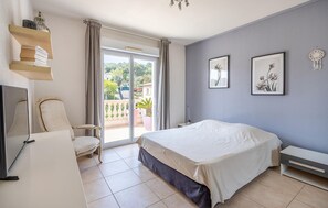 3 bedrooms, free WiFi, bed sheets - Nice home in Saint Raphael (Saint Raphael)