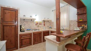 Frigorifero, piano cottura, lavastoviglie, macchina per tè/caffè