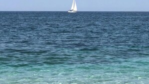 Ein Segelboot auf ruhiger See.