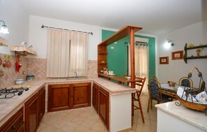 ثلاجة، موقد طهي مسطح، غسالة أطباق، ماكينة لصنع القهوة/الشاي