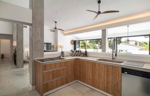 Fridge, oven, stovetop, dishwasher