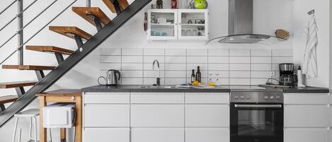 Kühlschrank, Herdplatte, Wasserkocher mit Kaffee-/Teezubehör