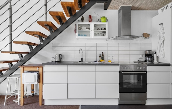 Kühlschrank, Herdplatte, Wasserkocher mit Kaffee-/Teezubehör