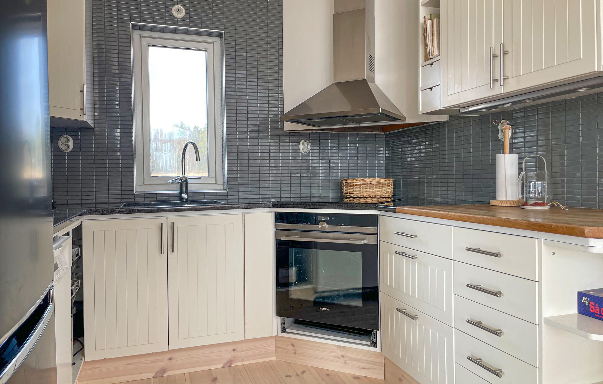 Kjøleskap, ovn, oppvaskmaskin og kaffetrakter/tekoker