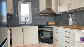 Geladeira, fogão, lava-louças, cafeteira/chaleira