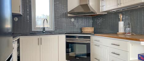 Kühlschrank, Ofen, Geschirrspüler, Wasserkocher mit Kaffee-/Teezubehör