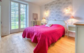 6 slaapkamers, een strijkplank/strijkijzer, reisbedje, gratis wifi