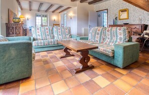 Een televisie en een open haard