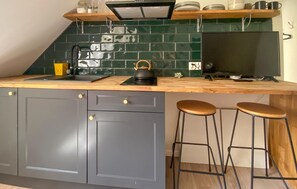Refrigerador, microondas, parrilla de estufa y utensilios de cocina 