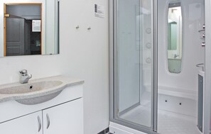 Shower - Lovely home in Aabenraa with sauna (Aabenraa)