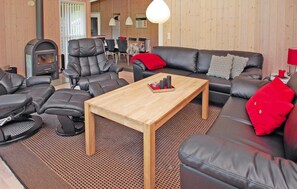 TV, fireplace - Lovely home in Aabenraa with sauna (Aabenraa)