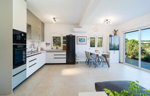Fridge, oven, dishwasher, coffee/tea maker