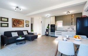 Smart TV - Stunning home in Necujam with house sea view (Necujam)