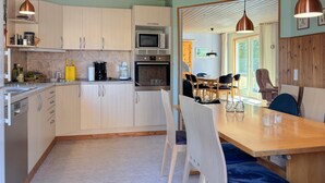Private kitchen - Stunning home in Farsø with WiFi (Farsø)
