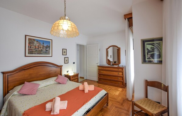 2 habitaciones, tabla de planchar con plancha y cuna de viaje 