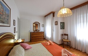 2 habitaciones, tabla de planchar con plancha y cuna de viaje