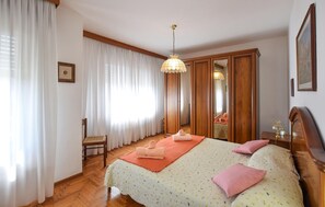 2 bedrooms, iron/ironing board, travel cot, free WiFi