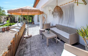 Terrace/patio - Gorgeous home in Grospierres (Grospierres)