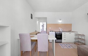 Réfrigérateur, four, cafetière/bouilloire