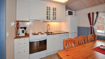 Refrigerador, parrilla de estufa, lavavajillas y cafetera y tetera