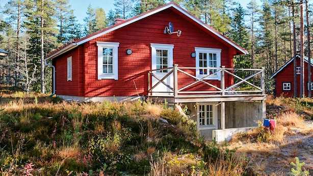 A red cabin with a balcony, surrounded by forest. - Nice apartment in Sälen with sauna (Sälen)