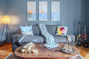 Televisio, DVD-soitin, stereot, työhuone