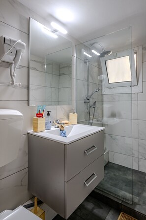 Douche, sèche-cheveux, serviettes fournies