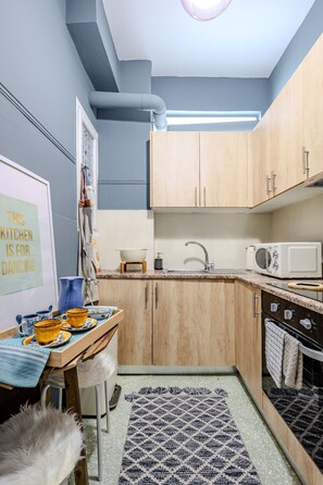 Fridge, microwave, oven, coffee/tea maker