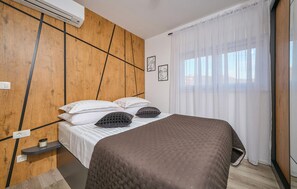 6 bedrooms, iron/ironing board, travel crib, free WiFi - Amazing home in Kastel Novi (Kastel Novi)