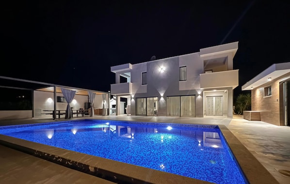 حمّام سباحة مُدفَّأ