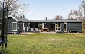 Exterior - Awesome home in Højby with WiFi (Højby)
