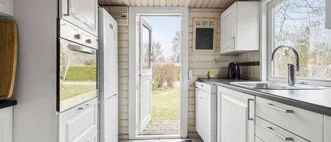 Jääkaappi, uuni, liesi, astianpesukone