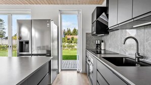 Private kitchen - Cozy home in Strøby with WiFi (Strøby)