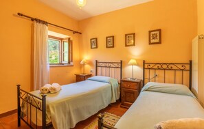 2 bedrooms, travel cot, free WiFi