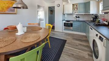 Kylskåp, ugn, spishäll och diskmaskin