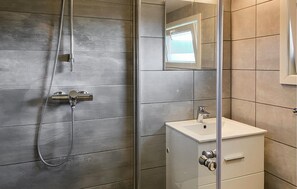 Shower - Stunning home in Kverva with harbor view (Kverva)