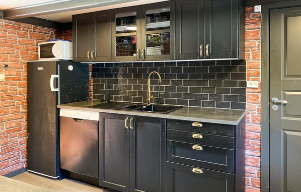 ثلاجة، فرن، موقد طهي مسطح، غسالة أطباق